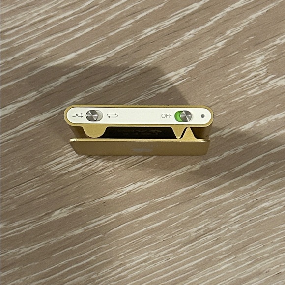 Apple iPod Shuffle 2nd Gen in Metallic Gold - Picture 6 of 6